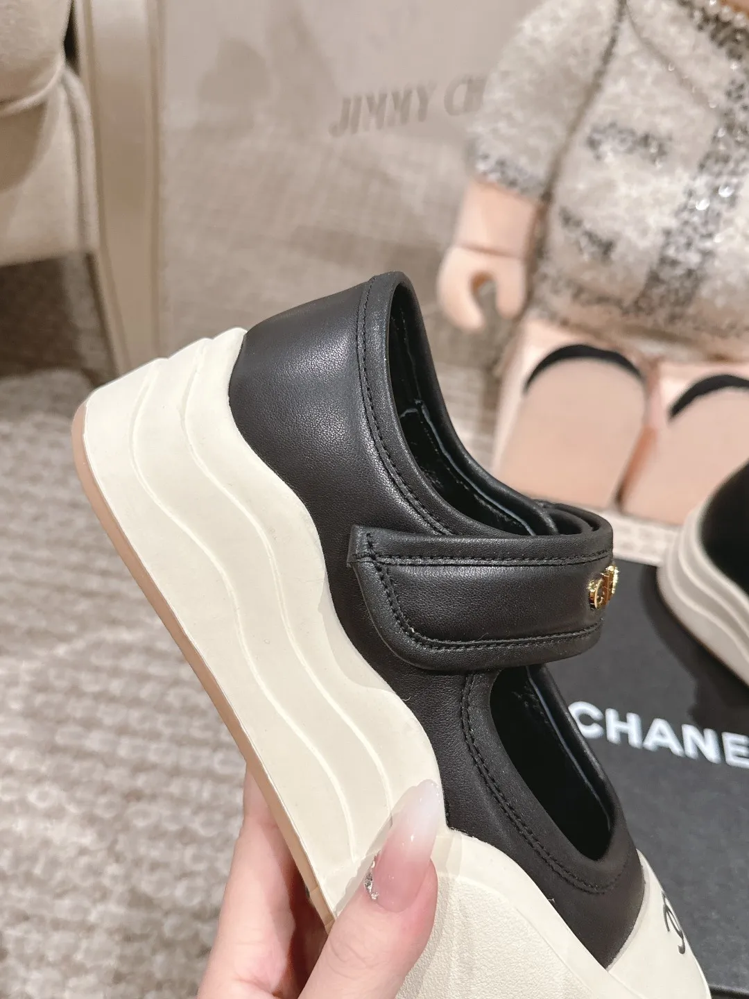 👟👟Ex-factory price 600👟👟 Chanel 25k new counter shoes, ceiling top quality [proud] This shoe is really a lucky star for small people, thick sole 5cm, more refined, rhombus, slim legs, the key is very comfortable upper foot: imported cowhide, lining: leather lining, outsole: genuine molded TPU outsole ~ 5cm heel height Size: 35-40 (41 made to order, non-refundable)